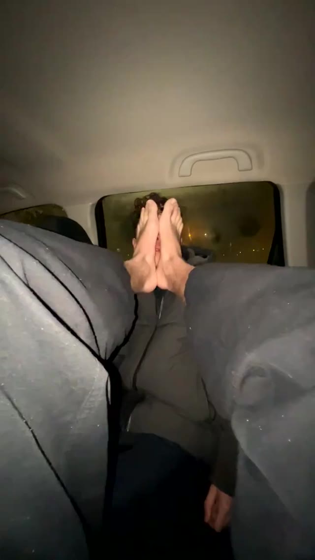 god I miss having my feet worshipped like this… who wants next? 🤤🦶 #feet #feetworshi̇p #malefeet 