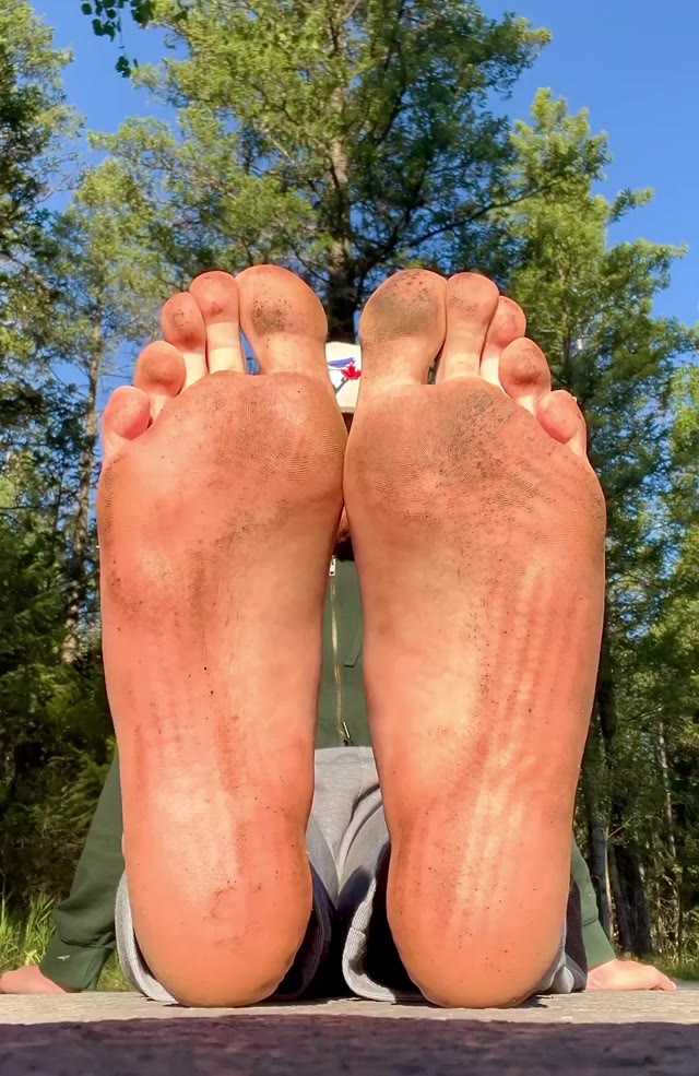 Lick my soles clean for me boy 👅 