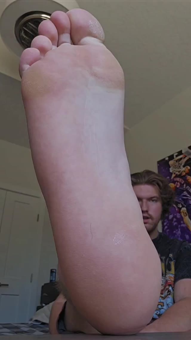 My feet are so big they don't even fit on your screen 😂 Available all day subs, get in my DMs 